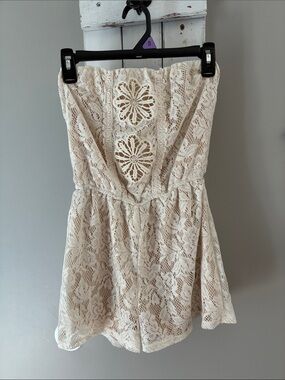 Women’s lace overlay strapless romper